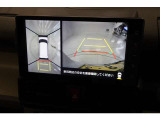 車の前後左右に取り付けられたカメラで、視線やバックモニターでは死角となる前方や真横も確認できます。狭い駐車スペースもスムーズに駐車できます。