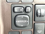 【電動格納ミラー】サイドミラーは電動格納式となっており、狭い駐車場でもキズがつくリスクを抑えられます。