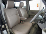 【清潔感のある運転席&助手席】隅々までクリーニングの行き届いた運転席&助手席。目立ったシミや汚れ等もございません。快適なドライブをどうぞ。