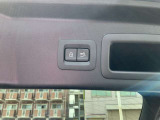 パワーリフトゲートなのでボタン一つでトランクが開け閉めできます。また、運転席と鍵にも開閉スイッチがついております。