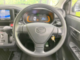 インテリアに合わせたデザインのステアリングは、運転される方のことも考え、運転しやすい形状、大きさです。是非一度、実際に触ってお確かめください。
