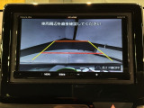 リバースギアに入れるだけで後方の表示へ切り替わります。夜間や雨の日の駐車も楽になりますよ。