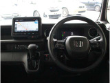 操作性に優れた運転席となります!小物入れや各ボタンの配置にこだわり、使いやすいです!座り心地もよく視認性も良好なのでロングドライブもお任せ下さい!