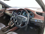 運転席は見やすく整理され、ナビも美しく装着され操作性にも優れています!