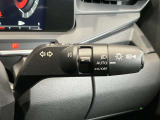 車外の明るさに応じでライトを点灯、消灯してくれるオートライト機能です☆お天気の良い昼間のトンネル走行などオートにしてると便利で安心です☆エンジン停止時にライトの消し忘れも無くなります☆