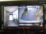 アラウンドビューモニターは4方のカメラで真上から車を見たようにモニターで確認ができます。周辺の安全確認、小さなお子様や障害物も目視で確認できるので駐車のしやすさだけでなく、事故防止にも役立ちます。