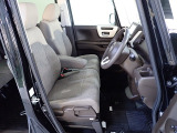 フロントシートはベンチシートです、運転席と助手席の移動が簡単です。真ん中にはアームレストも装備されています! また運転席シートの高さも調整できます。