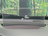 【ヘッドアップディスプレイ】現在の速度や走行情報をデジタル表示で運転席前方のガラスに投影!運転中、目線をずらさず必要な情報を確認できるのでとっても便利で安心!