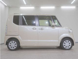 リアには左右スライドドアを採用。狭い駐車場でも開閉しやすく、強風の日でもドアが煽られにくくなっております。小さなお子さまやご年配の方も安心して乗り降りできます。