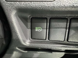 オートマチックハイビームとは、先行車や対向車のライトを認識し、ハイビームとロービームを自動で切り替える機能です。夜道の視界を確保します。詳細は販売店スタッフまでおたずねください。