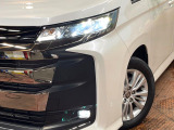【LEDヘッドライト】悪天候や夜間走行時も良好な視界を確保し安心して運転できる高輝度LEDヘッドライトを装備!点灯速度が早く、消費電力も抑えられています。