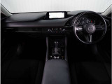 【インパネ周り】視界がよく運転しやすい設計となっております。インパネ周りもすっきりと洗練されたデザインで高級感が溢れています。日々のドライブを飽きさせません。