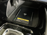 ワイヤレス充電器ついてます!スマートフォンを置くだけで充電可能。ケーブルをつなぐ煩わしさがありません。