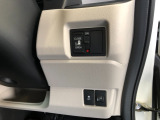 【片側電動スライドドア】リモコンや運転席のスイッチ操作のほか、ドアハンドルを少し引くだけでリアドアが自動開閉します♪