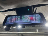 【デジタルインナーミラー】後席の大きな荷物や同乗者で後方が確認しづらい時でも安心!カメラが撮影した車両後方の映像をルームミラー内に表示。クリアな視界で状況の確認が可能です!