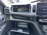 【グローブボックス】大容量のグローブボックスです!!車検証ケース他、日頃使う小物類の収納スペースもたくさんあります!