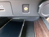 ワイヤレス充電器(メーカーオプション)。Qi規格対応スマートフォンの充電器を、センターコンソールに装備。USBコードを接続することなく、手軽に充電出来ます。