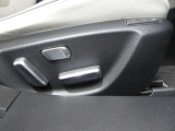 運転席シートは前後スライド・上下リフター・リクライニング・ランバーサポートを細かく調整し、人馬一体感を具現化する事ができる電動シートを装備。またお二人までシートメモリーすることができます。