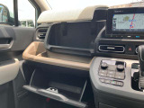助手席前には2段の収納BOXが有ります。下側は車検証入れなどの大きめの物、上段はサングラスやウエットティッシュなどの小物を収納できます。