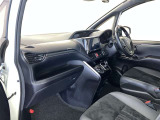 前方の見通しが良いすっきりした視界、誰でも扱いやすく運転できます。疲れにくく安心ドライブを更に快適なものにします!