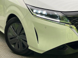 【LEDヘッドライト】悪天候や夜間走行時も良好な視界を確保し安心して運転できる高輝度LEDヘッドライトを装備!点灯速度が早く、消費電力も抑えられています。