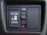 運転席からもスライドドアをボタン操作でスピーディーに開閉できます!またスマートキーでも操作できるので便利です。