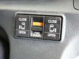 電動スライドドアのスイッチで車内からもスライドドアの開閉ができます。イージークローザー機能で半ドアになることも防止してくれます。