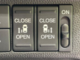 【両側パワースライドドア】スマートキーや運転席のスイッチで後席両側スライドドアの開閉が可能♪電動だから力を入れてドアを開ける必要が無く、小さなお子様でも簡単に開け閉めでき快適です♪