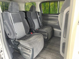 後部座席も気になるようなキズ・汚れやへたり等、大きなダメージはなく、良好な状態です。