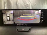 狭い場所での駐車やすれ違いなどでより的確な運転操作に役立つ360&deg;ビューモニターが装備されています。