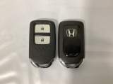 スマートキーを装備しています。鍵を差し込むことなくドアロックの開け閉めと、スタートボタン操作でのエンジンスタートができます。スペアキーも同じものを用意しております。
