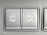 【両側スライドドア】駐車場で隣の車との間隔が狭く乗りにくい時、スライドドアなら安心!ドアオープン時も幅を取らず、開口部が広いので乗り降りがとっても簡単です。大きな荷物の出し入れも後席から可能♪