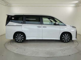 両側パワースライドドア付きだから、狭い駐車スペースなどでの 乗り降りラクラク!小さなお子さまのいるご家庭には嬉しい装備。