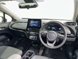 運転席まわりです。 各操作スイッチは使いやすい位置に配置されてます。