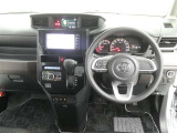 運転席からの視界はこんな感じです☆お気軽にご来店いただき、実際に座って是非お確かめください。ドライバーに寄り添う快適な操作フィールをもたらすステアリングです。