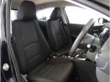 【清潔感のある運転席&助手席】隅々までクリーニングの行き届いた運転席&助手席。目立ったシミや汚れ等もございません。快適なドライブをどうぞ。