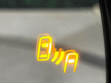 【ブラインドスポットモニター】走行中、ドアミラーの死角になりやすい箇所に後続車が接近するとサイドミラーのレンズに警告を表示!ドライバーに注意喚起をしてくれます。