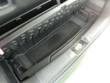 内張り、カーペットに目立つ傷はありません
