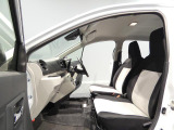 【ゆったりとした前席】運転席のシートや足元は整えております。座り心地も良く、毎日の通勤も快適にお過ごしいただけます。