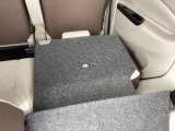 リアシートは簡単に倒すことができるので、ラゲッジルームも広がります。