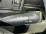 【オートライト】車外の明るさに応じて自動的にライトの点灯・消灯をしてくれます