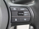 ◆アダプティブクルーズコントロール◆予め設定した車速内でクルマが自動的に加減速。前走車との適切な車間距離を維持しながら追従走行します。【LKAS】車線維持支援システムでステアリング操作を支援。