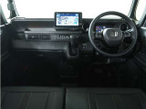 ◆視界広々で非常に運転しやすくロングドライブでも疲れを感じさせないすっきりとまとまったインパネ周りです。