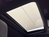 【ムーンルーフ】開放感たっぷりの希少装備、サンルーフが装着されています!車内に明かりを取り入れたり景色を楽しむ以外にも、車内の空気も簡単に換気できて快適です!