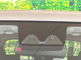 【スマートアシスト】走行中に前方の車両等を認識し、衝突しそうな時は警報とブレーキで衝突回避と被害軽減をアシスト。より安全にドライブをお楽しみいただけます。