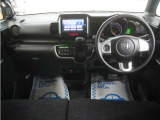 運転にかかわる様々な操作を安全に行えるように視点移動が少なく、操作性に配慮されたスイッチ類が凝縮されたコクピットです。
