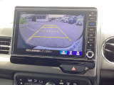 後退時に車両の後ろ側をモニター画面に表示します。車庫入れが苦手な人もこれで安心♪