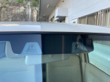 【衝突被害軽減ブレーキ】前方の車両や歩行者を検知し、ブザー音や表示によって警告!衝突の可能性が高まるとブレーキ踏力をアシストしてくれますが、あくまでもサポートですので運転手の判断・操作が大事です☆
