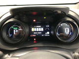 とっても見やすいメーターです。夜間時はラグジュアリーな気分にさせてくれる照明が魅力ですので、夜のドライブも楽しみになりますよ♪