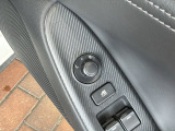 狭い駐車場で便利な電動格納ドアミラーが付いています。